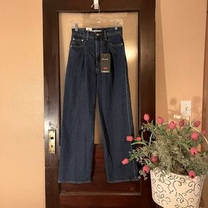Levi’s Super High Waisted Straight Leg Jeans 25 x 31